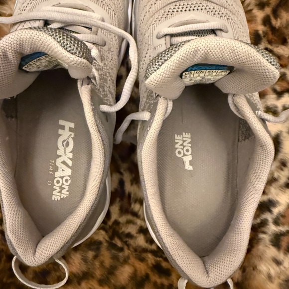 HOKA one one Akasa in Women’s size is 6.5 - Picture 11 of 14